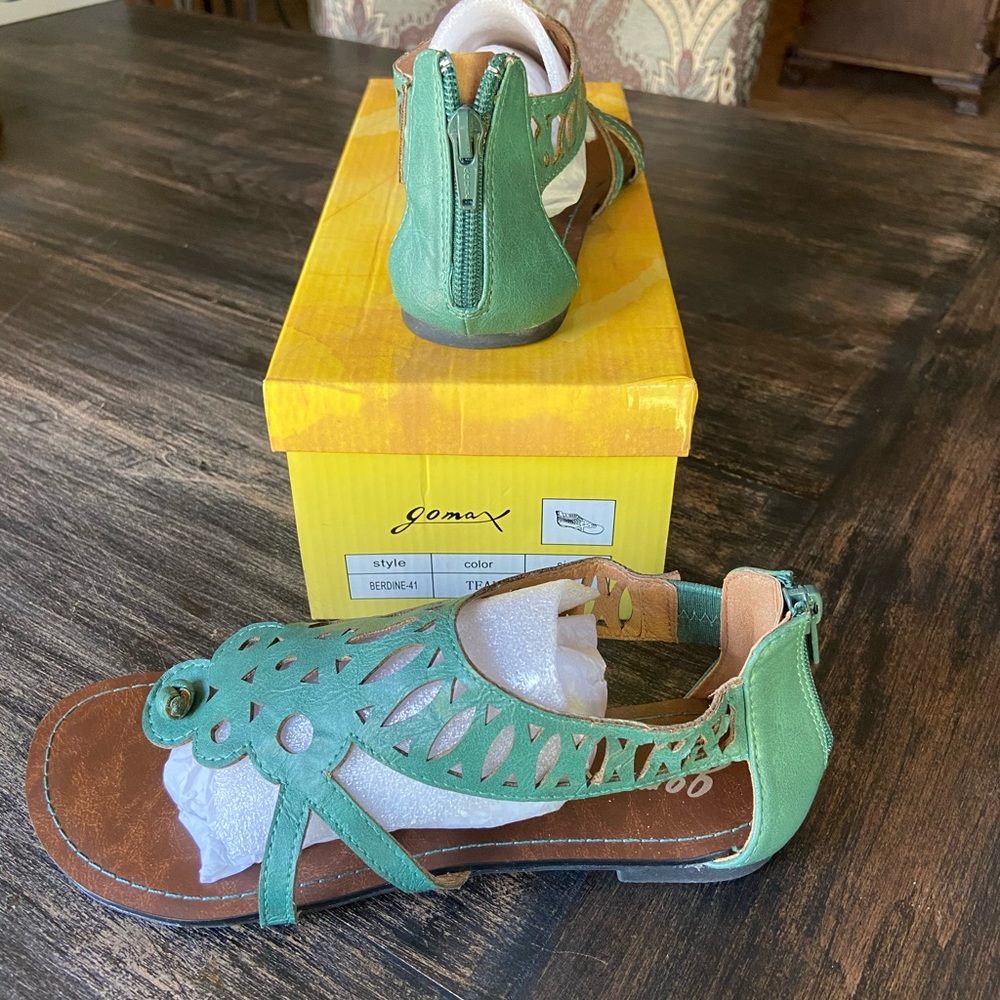 Gomax sandals